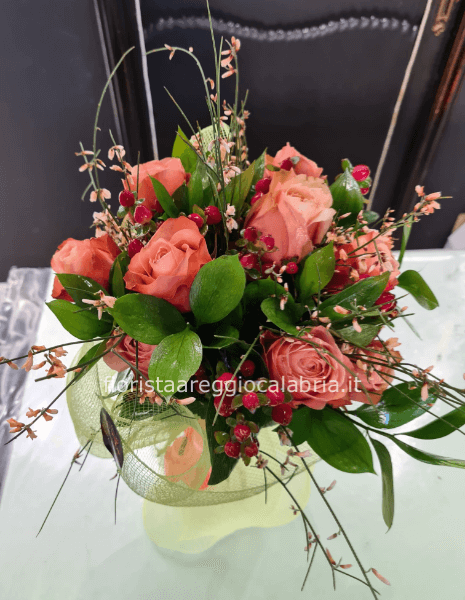 Bouquet di rose salmone e iperico