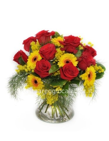 Rose rosse, gerbere e mimosa