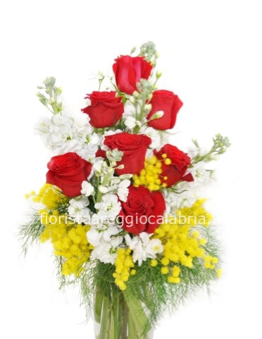 Mazzo lungo con rose e mimosa