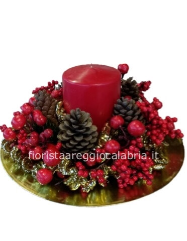 centrotavola natalizio in piatto, con candela, bacche e abete