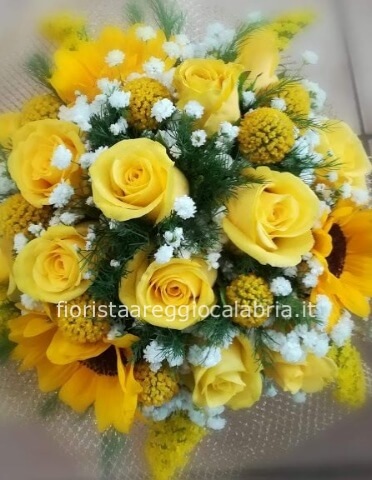 bouquet di rose, girasole e craspedia