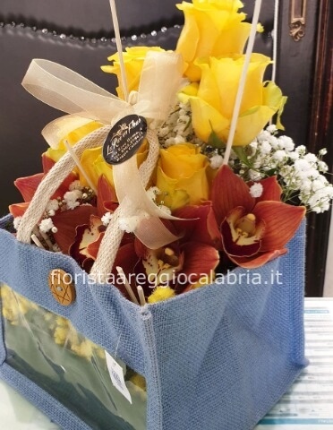 borsa quadra o cesto con orchidee e rose