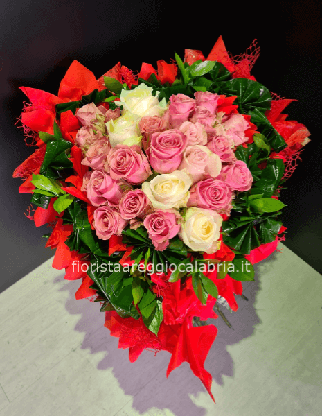 cuore con struttura 29 rose 