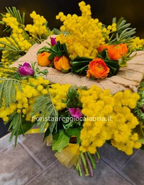 bouquet struttura quadra con mimosa